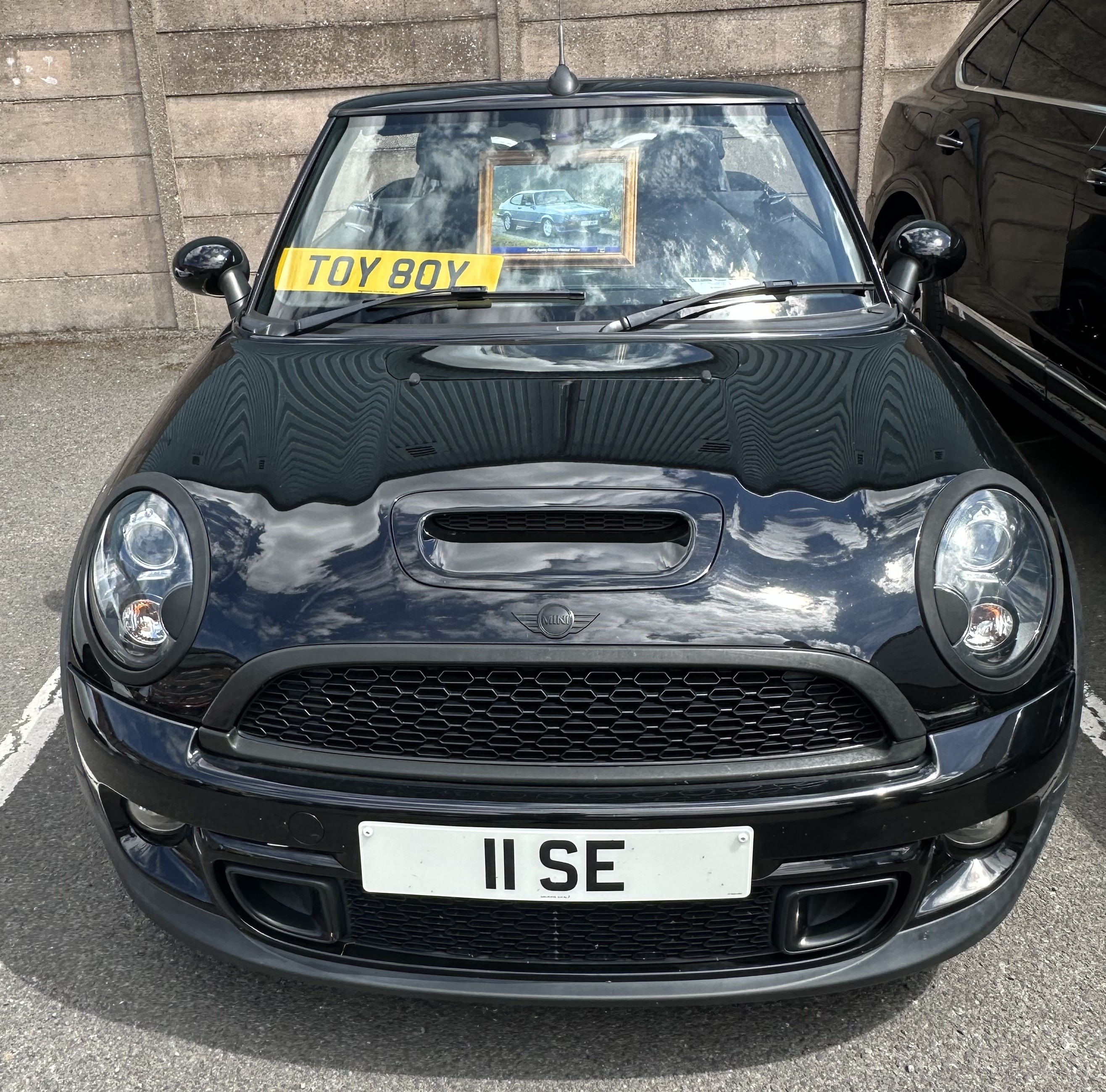 UK Number Plate 11 SE on a 2013 Black Mini Cooper S