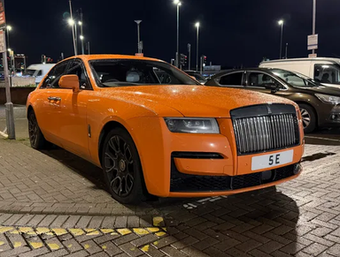UK Number Plate 5 E on a 2022 Orange Rolls Royce