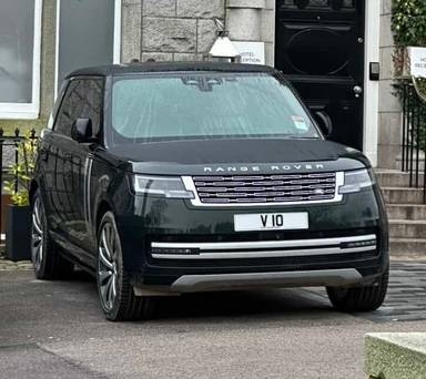 UK Number Plate V 10 on a 2025 Green Land Rover Range Rover Autobio D Mhev A