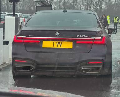 UK Number Plate 1 VV on a 2019 Blue BMW 7 Series