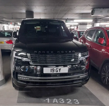 UK Number Plate 19 GY on a 2022 Black Land Rover
