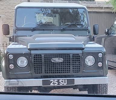 UK Number Plate 25 SU on a 2007 Green Land Rover Defender