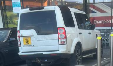 UK Number Plate 42 HE on a 2011 White Land Rover Discovery