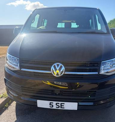 UK Number Plate 5 SE on a 2019 Black Volkswagen Transporter