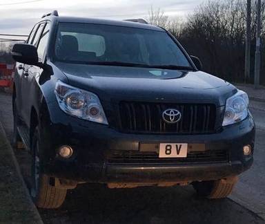 UK Number Plate 8 V on a 2010 Grey Toyota Landcruiser Estate