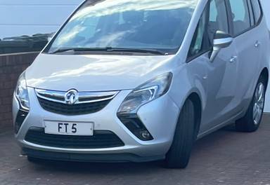 UK Number Plate FT 5 on a 2017 White Vauxhall Zafira