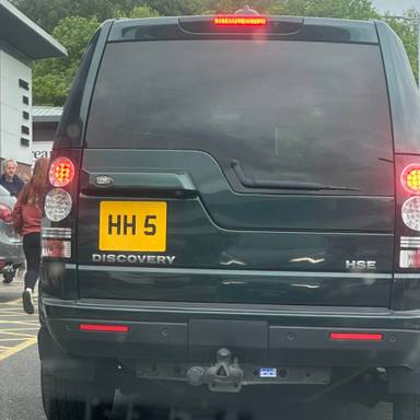 UK Number Plate HH 5 on a 2015 Green Land Rover Discovery