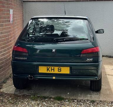 UK Number Plate KH 8 on a 2001 Green Peugeot 306