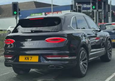 UK Number Plate KN 7 on a 2021 Blue Bentley Bentayga V6 Hybrid Auto