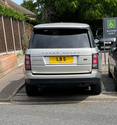 UK Number Plate LB 5 on a 2014 Gold Land Rover Range Rover