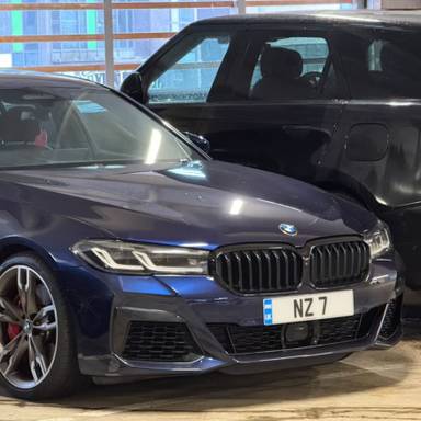 UK Number Plate NZ 7 on a 2023 Blue BMW M550i Xdrive Auto