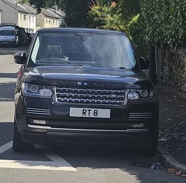 UK Number Plate RT 8 on a 2014 Black Land Rover Range Rover