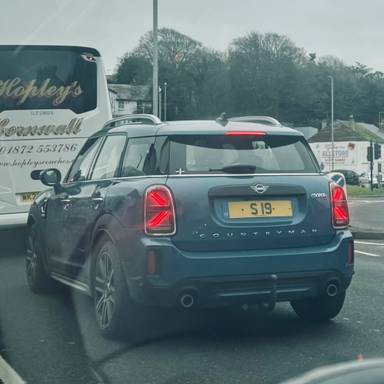 UK Number Plate S 19 on a 2021 Blue Mini Countryman