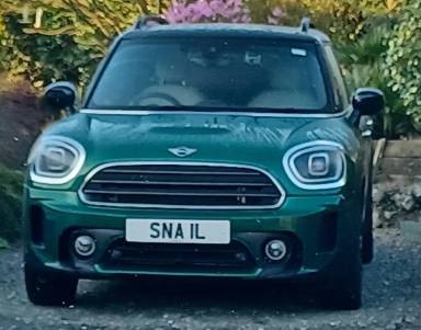UK Number Plate SNA 1L on a 2022 Green Mini Countryman