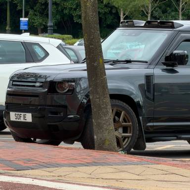 UK Number Plate SOF 1E on a 2022 Grey Land Rover Defender Hdtp Xdyn Hse Dmhev A