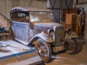 UK Number Plate T 52 on a 1933 Maroon Austin