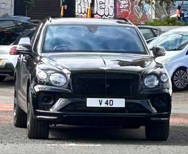 UK Number Plate V 40 on a 2023 Black Bentley Bentayga