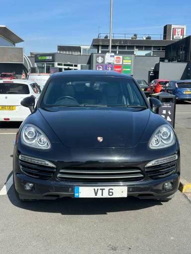 UK Number Plate VT 6 on a 2013 Black Porsche Cayenne